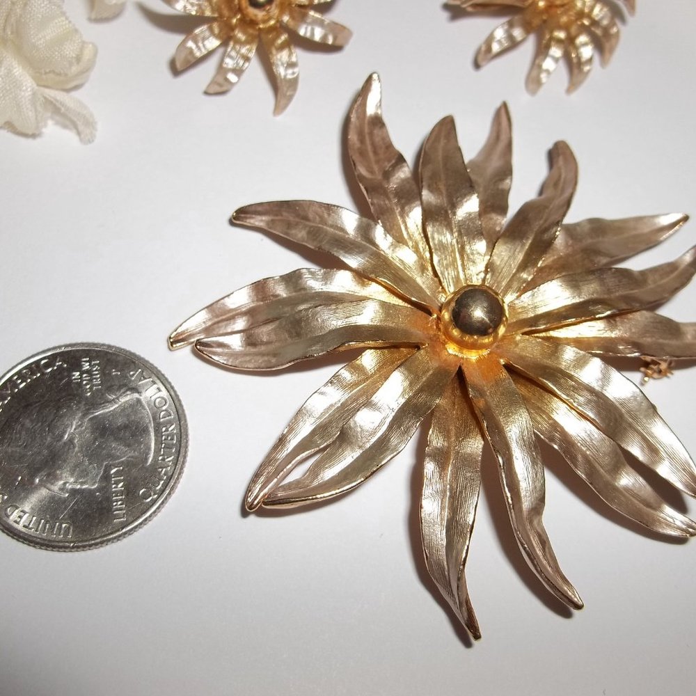 Vintage Kramer Gold Flower Clip On Earring Brooch Set Fashion Jewelry Retro 6806 - Picture 3 of 7